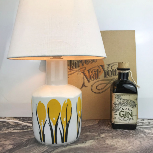 Bing &amp; Grndal bordlampe i porceln med flot gul dekoration. Ny el. 