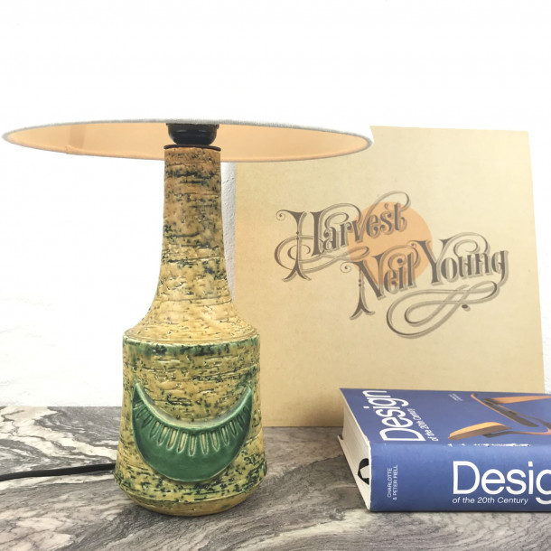 Frk vintage keramik bordlampe i grn-gule nuancer. Med helt ny el.
