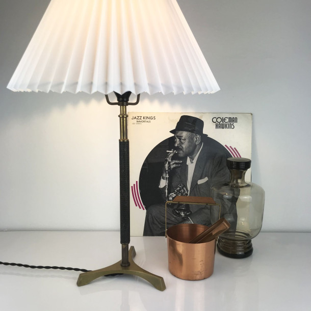 Hj klassisk vintage bordlampe i massiv messing og sort riflet stang