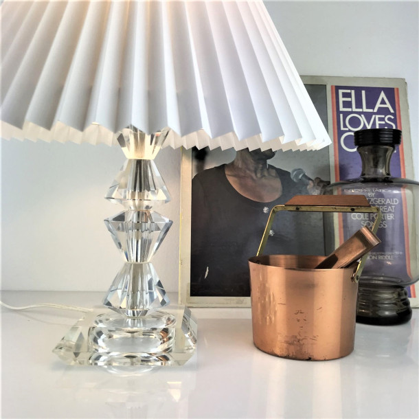 Elegant svensk vintage bordlampe i geometrisk glas