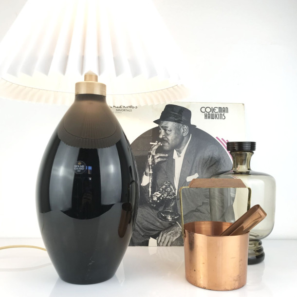 Hj og flot vintage Holmegaard bordlampe i sort glas