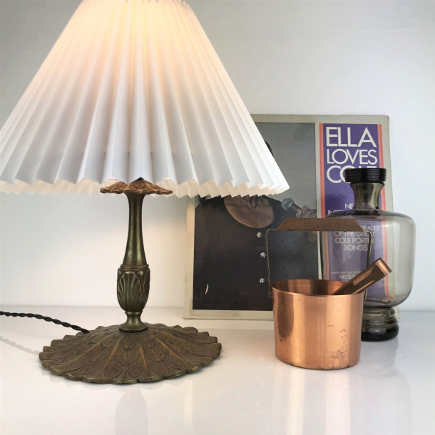 Elegant vintage bordlampe i messing med bladmnster