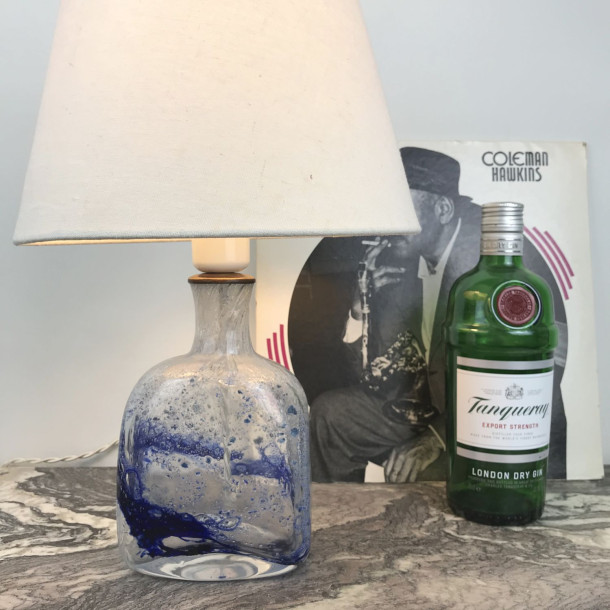 Holmegaard bordlampe i klart glas med bl detaljer. Ny el.