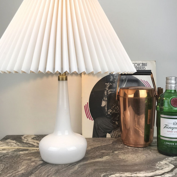 Le Klint vintage bordlampe model 311 i opal glas. 