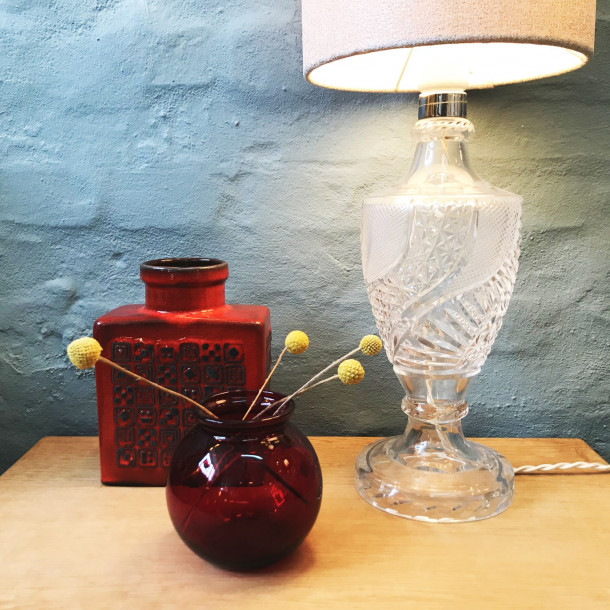 Stor vintage bordlampe i riflet glas med helt ny el