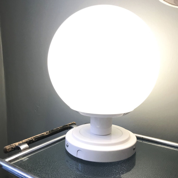 Lkker unik bordlampe i hvid plast og metal