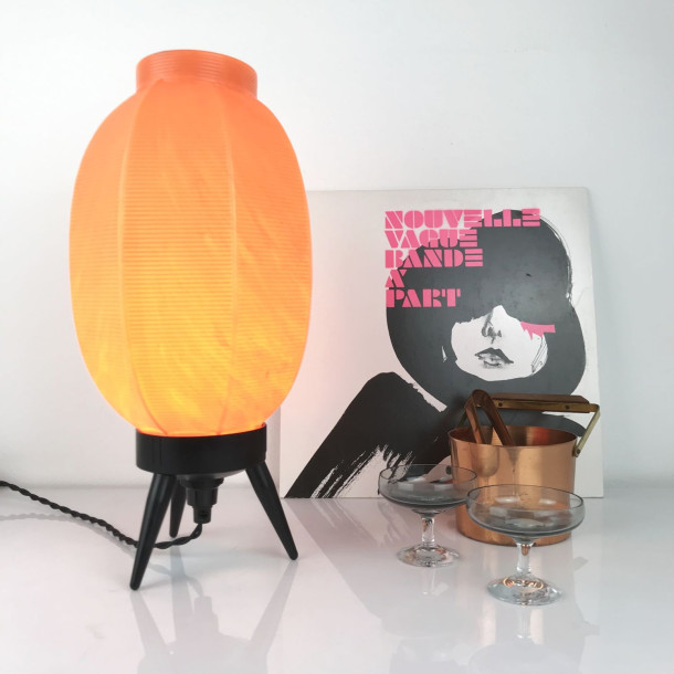 Funky orange vintage bordlampe i plast med ny strm. 