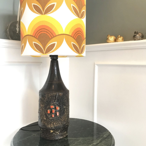 Kmpe retro keramik bordlampe med fine orange detaljer
