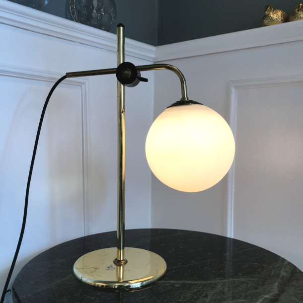 Unika bordlampe bygget af genanvendte materialer