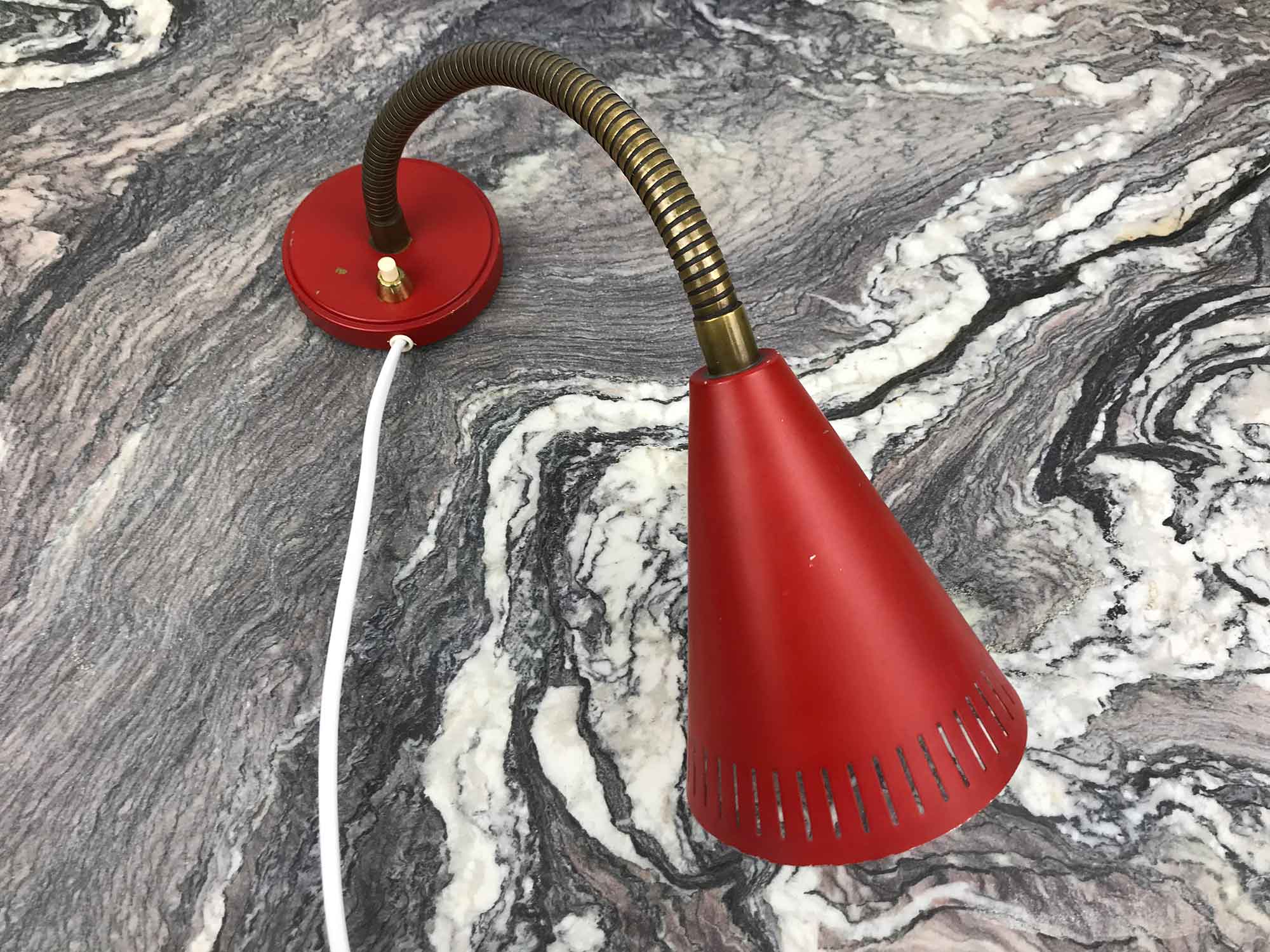 rød væglampe i rød, med lang flex arm i messing Væglamper - & Co