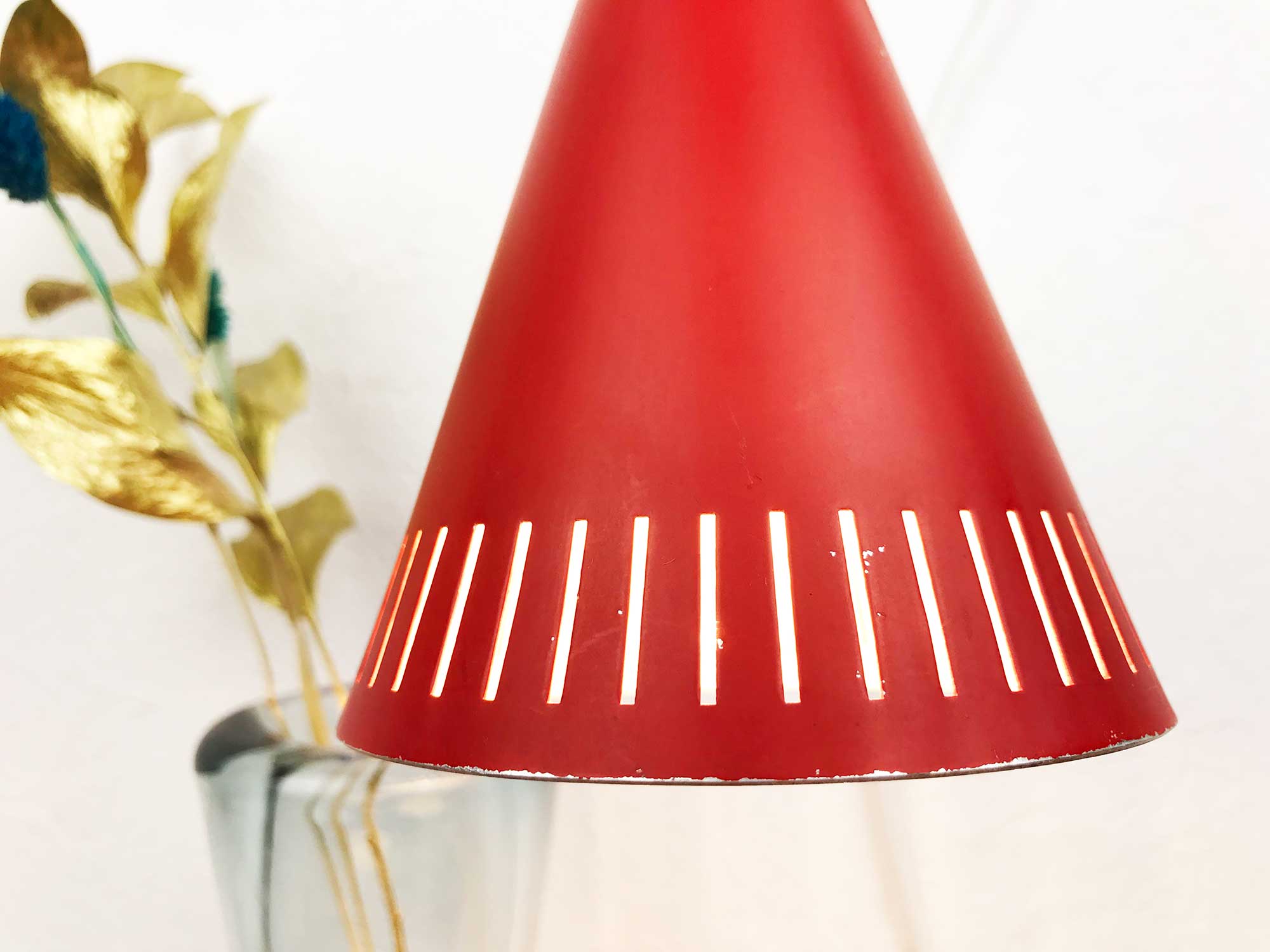 rød væglampe i rød, med lang flex arm i messing Væglamper - & Co
